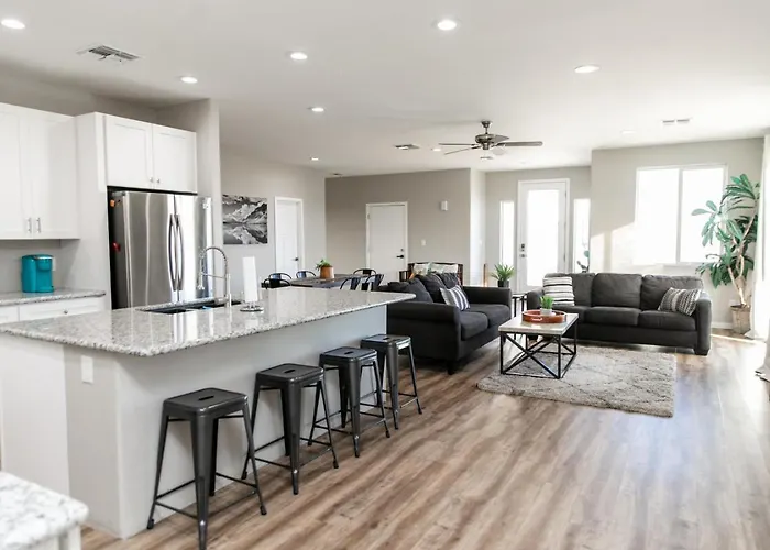 Hot Tub W/lake View, Roof Deck, Game Room, W/d Holiday home *